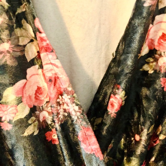 Gorgeous green velvet shorts romper - Picture 5 of 8